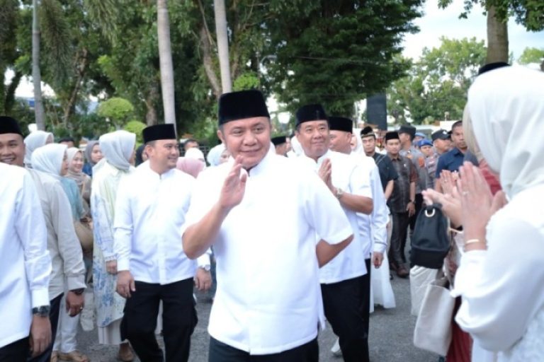 Gubernur Provinsi Sumatera Selatan (Sumsel), Herman Deru, didampingi Ketua Tim Penggerak Pemberdayaan Kesejahteraan Keluarga (PKK) Sumsel, Hj. Febrita Lustia, melakukan Safari Ramadhan tahun 1.446 Hijriah di Pendopoan Rumah Dinas Bupati Kabupaten Ogan Komering Ilir (OKI), pada hari Sabtu, tanggal 8 Maret 2025. (BEKISARMEDIA/SIKUMBANG)