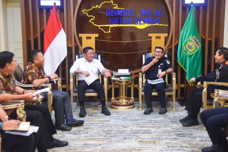 Gubernur Provinsi Sumatera Selatan (Sumsel), Herman Deru, menerima audiensi Direktur Pengembangan Usaha PT. Kereta Api Indonesia (KAI), Rudi As Aturridha, dan jajaran, di Ruang Tamu Gubernur Sumsel, pada hari Kamis, tanggal 6 Maret 2025. Keduanya membahas banyak hal tentang kereta api di Sumsel. (BEKISARMEDIA/OYONG HAIRUDIN)