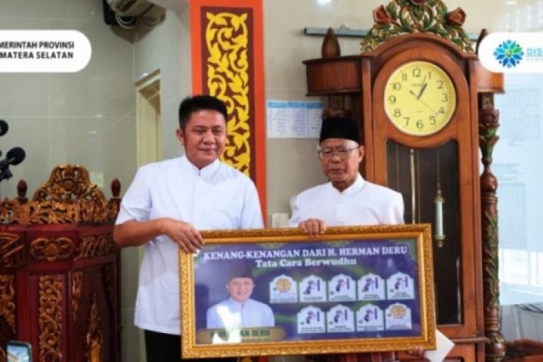 Gubernur Provinsi Sumatera Selatan (Sumsel), Herman Deru, melaksanakan Safari Jum'at di Masjid Al Ikhlas yang berada di Jalan Sersan Zaini RT 27 Kelurahan 2 llir Kecamatan Ilir Timur Dua, pada hari Jum'at, tanggal 14 Maret 2025. (BEKISARMEDIA/SIKUMBANG)