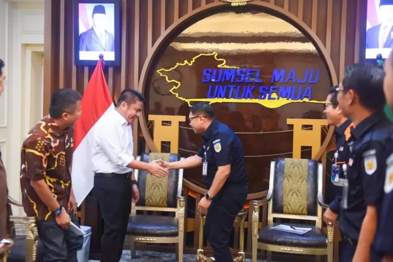 Gubernur Provinsi Sumatera Selatan (Sumsel), Herman Deru, menerima audiensi Direktur Pengembangan Usaha PT. Kereta Api Indonesia (KAI), Rudi As Aturridha, dan jajaran, di Ruang Tamu Gubernur Sumsel, pada hari Kamis, tanggal 6 Maret 2025. Keduanya membahas banyak hal tentang kereta api di Sumsel. (BEKISARMEDIA/OYONG HAIRUDIN)