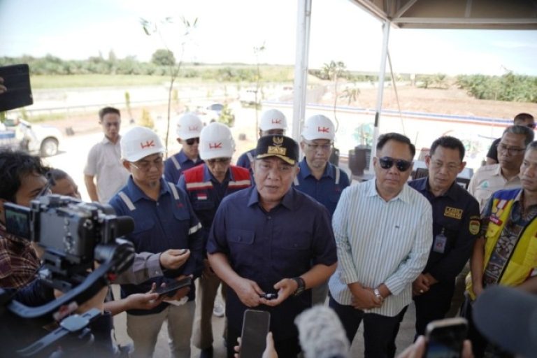 Gubernur Provinsi Sumatera Selatan (Sumsel), Herman Deru, didampingi Wakil Gubernur Sumsel, Cik Ujang, meninjau ruas Tol Musi Landas Banyuasin, pada hari Minggu, tanggal 16 Maret 2025. (BEKISARMEDIA/SIKUMBANG)