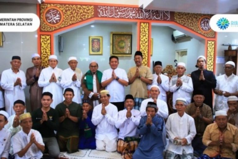 Gubernur Provinsi Sumatera Selatan (Sumsel), Herman Deru, melaksanakan Safari Jum'at di Masjid Al Ikhlas yang berada di Jalan Sersan Zaini RT 27 Kelurahan 2 llir Kecamatan Ilir Timur Dua, pada hari Jum'at, tanggal 14 Maret 2025. (BEKISARMEDIA/SIKUMBANG)