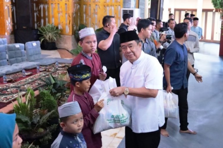 Wakil Gubernur Provinsi Sumatera Selatan, Cik Ujang, menyerahkan bantuan kepada anak yatim dan piatu dalam kegiatan Safari Ramadhan tahun 1.446 Hijriah di Pendopoan Rumah Dinas Bupati Kabupaten Ogan Komering Ilir (OKI), pada hari Sabtu, tanggal 8 Maret 2025. (BEKISARMEDIA/SIKUMBANG)