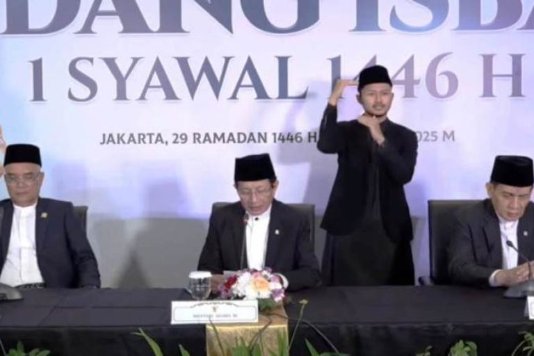 Pemerintah Republik Indonesia melalui Kementerian Agama (Kemenag), menyatakan bahwa secara hisab yang dilakukan oleh Tim Hisab Rukyat, 1 Syawal tahun 1.446 Hijriah jatuh pada hari Senin, tanggal 31 Maret 2025. (BEKISARMEDIA/SIKUMBANG)