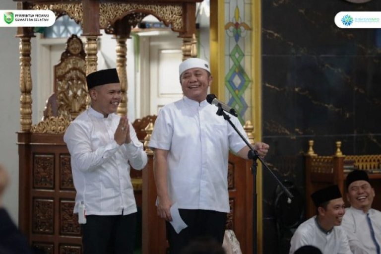 Gubernur Provinsi Sumatera Selatan (Sumsel), Herman Deru, menghadiri kegiatan Ramadhan Berkah Kampus Berbagi santunan yang diselenggrakan oleh Kalangan Anak Muda Peduli Sumsel (KAMPUS), bertempat di masjid As Saadah Jalan Letnan Murod Kecamatan Alang-alang lebar Kota Palembang, pada hari Sabtu, tanggal 22 Maret 2025. (BEKISARMEDIA/SIKUMBANG)