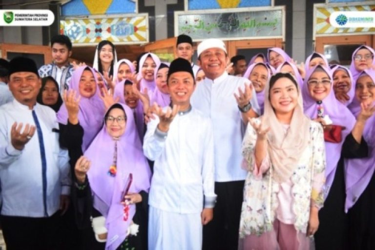 Gubernur Provinsi Sumatera Selatan (Sumsel), Herman Deru, menghadiri kegiatan Ramadhan Berkah Kampus Berbagi santunan yang diselenggrakan oleh Kalangan Anak Muda Peduli Sumsel (KAMPUS), bertempat di masjid As Saadah Jalan Letnan Murod Kecamatan Alang-alang lebar Kota Palembang, pada hari Sabtu, tanggal 22 Maret 2025. (BEKISARMEDIA/SIKUMBANG)