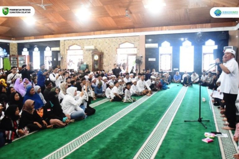 Gubernur Provinsi Sumatera Selatan (Sumsel), Herman Deru, menghadiri kegiatan Ramadhan Berkah Kampus Berbagi santunan yang diselenggrakan oleh Kalangan Anak Muda Peduli Sumsel (KAMPUS), bertempat di masjid As Saadah Jalan Letnan Murod Kecamatan Alang-alang lebar Kota Palembang, pada hari Sabtu, tanggal 22 Maret 2025. (BEKISARMEDIA/SIKUMBANG)