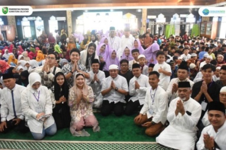 Gubernur Provinsi Sumatera Selatan (Sumsel), Herman Deru, menghadiri kegiatan Ramadhan Berkah Kampus Berbagi santunan yang diselenggrakan oleh Kalangan Anak Muda Peduli Sumsel (KAMPUS), bertempat di masjid As Saadah Jalan Letnan Murod Kecamatan Alang-alang lebar Kota Palembang, pada hari Sabtu, tanggal 22 Maret 2025. (BEKISARMEDIA/SIKUMBANG)