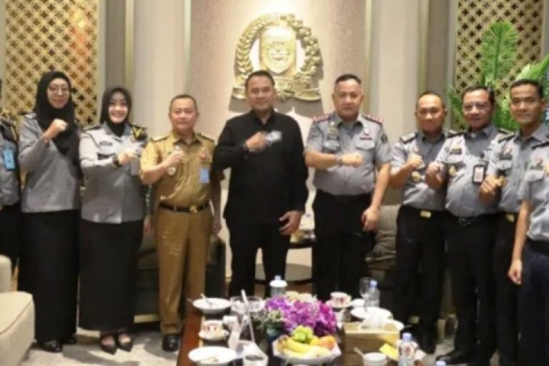 Ketua Dewan Perwakilan Rakyat Daerah (DPRD) Provinsi Sumatera Selatan (Sumsel), Andie Dinialdie, menerima audiensi Kepala Kantor Wilayah (Kakanwil) Kementerian Hukum (Kemenkum) Provinsi Sumatera Selatan (Sumsel), Agato P P Simamora, di Kantor DPRD Sumsel, pada hari Senin, tanggal 20 Januari 2025. (BEKISARMEDIA/SIKUMBANG)