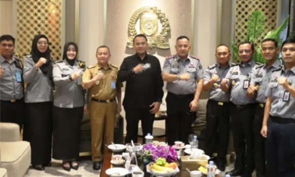 Ketua Dewan Perwakilan Rakyat Daerah (DPRD) Provinsi Sumatera Selatan (Sumsel), Andie Dinialdie, menerima audiensi Kepala Kantor Wilayah (Kakanwil) Kementerian Hukum (Kemenkum) Provinsi Sumatera Selatan (Sumsel), Agato P P Simamora, di Kantor DPRD Sumsel, pada hari Senin, tanggal 20 Januari 2025. (BEKISARMEDIA/SIKUMBANG)