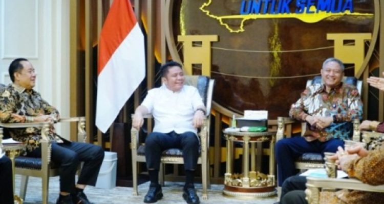 Gubernur Provinsi Sumatera Selatan (Sumsel), Herman Deru, didampingi Wakil Gubernur Sumsel, Cik Ujang, menerima Kepala Kantor Wilayah (Kanwil) Direktorat Jenderal Perbendaharaan (DJPb) Kementerian Keuangan (Kemenkeu) Sumsel dalam rangka silahturahmi, di Ruang Tamu Gubernur Sumsel, pada hari Jum'at, tanggal 7 Maret 2025. (BEKISARMEDIA/SIKUMBANG)