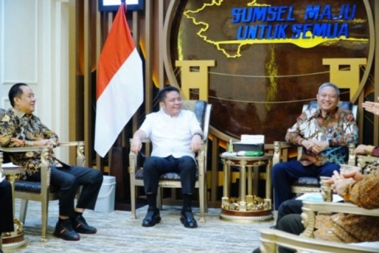 Gubernur Provinsi Sumatera Selatan (Sumsel), Herman Deru, didampingi Wakil Gubernur Sumsel, Cik Ujang, menerima Kepala Kantor Wilayah (Kanwil) Direktorat Jenderal Perbendaharaan (DJPb) Kementerian Keuangan (Kemenkeu) Sumsel dalam rangka silahturahmi, di Ruang Tamu Gubernur Sumsel, pada hari Jum'at, tanggal 7 Maret 2025. (BEKISARMEDIA/SIKUMBANG)