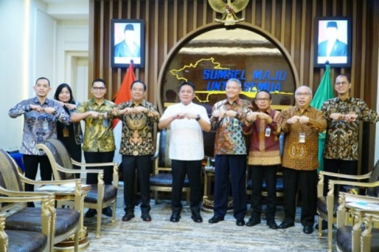 Gubernur Provinsi Sumatera Selatan (Sumsel), Herman Deru, didampingi Wakil Gubernur Sumsel, Cik Ujang, menerima Kepala Kantor Wilayah (Kanwil) Direktorat Jenderal Perbendaharaan (DJPb) Kementerian Keuangan (Kemenkeu) Sumsel dalam rangka silahturahmi, di Ruang Tamu Gubernur Sumsel, pada hari Jum'at, tanggal 7 Maret 2025. (BEKISARMEDIA/SIKUMBANG)