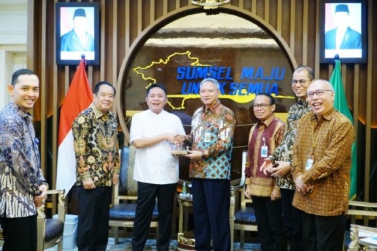 Gubernur Provinsi Sumatera Selatan (Sumsel), Herman Deru, didampingi Wakil Gubernur Sumsel, Cik Ujang, menerima Kepala Kantor Wilayah (Kanwil) Direktorat Jenderal Perbendaharaan (DJPb) Kementerian Keuangan (Kemenkeu) Sumsel dalam rangka silahturahmi, di Ruang Tamu Gubernur Sumsel, pada hari Jum'at, tanggal 7 Maret 2025. (BEKISARMEDIA/SIKUMBANG)