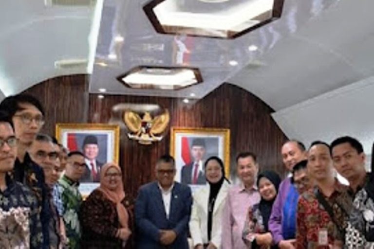Anggota Komisi 1 Dewan Perwakilan Rakyat Daerah (DPRD) Provinsi Sumatera Selatan (Sumsel) bersama Tenaga Honorer, melakukan audiensi dengan Anggota Dewan Perwakilan Rakyat (DPR) Republik Indonesia, Giri Ramanda N. Kiemas, pada hari Rabu, tanggal 22 Januari 2025. (BEKISARMEDIA/SIKUMBANG)