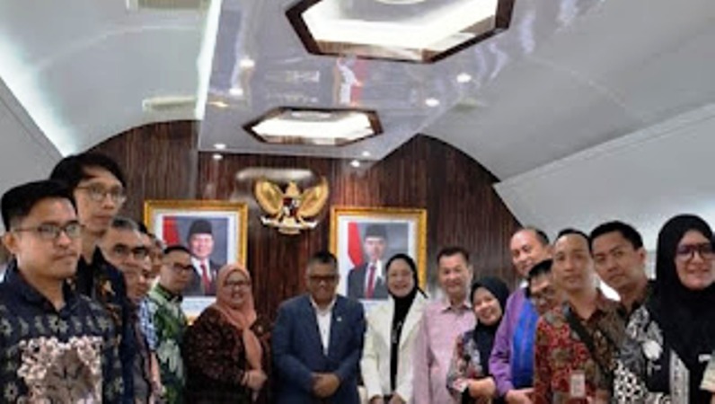 Anggota Komisi 1 Dewan Perwakilan Rakyat Daerah (DPRD) Provinsi Sumatera Selatan (Sumsel) bersama Tenaga Honorer, melakukan audiensi dengan Anggota Dewan Perwakilan Rakyat (DPR) Republik Indonesia, Giri Ramanda N. Kiemas, pada hari Rabu, tanggal 22 Januari 2025. (BEKISARMEDIA/SIKUMBANG)