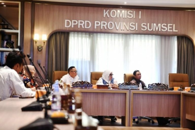 Komisi I Dewan Perwakilan Rakyat Daerah (DPRD) Provinsi Sumatera Selatan (Sumsel) menggelar rapat bersama Sekretaris Daerah (Sekda) Sumsel untuk membahas tentang Tenaga Honorer, pada hari Jum'at, tanggal 24 Januari 2025. (BEKISARMEDIA/SIKUMBANG)