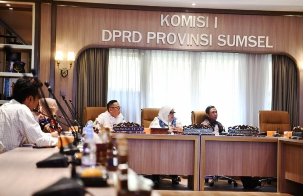 Komisi I Dewan Perwakilan Rakyat Daerah (DPRD) Provinsi Sumatera Selatan (Sumsel) menggelar rapat bersama Sekretaris Daerah (Sekda) Sumsel untuk membahas tentang Tenaga Honorer, pada hari Jum'at, tanggal 24 Januari 2025. (BEKISARMEDIA/SIKUMBANG)