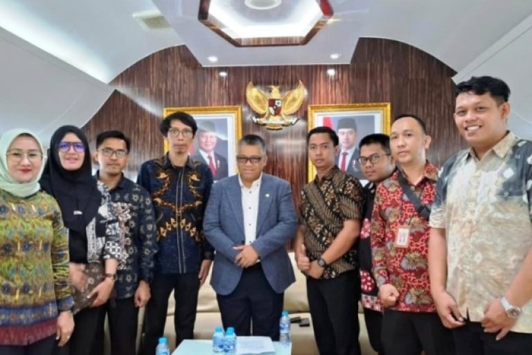 Anggota Komisi 1 Dewan Perwakilan Rakyat Daerah (DPRD) Provinsi Sumatera Selatan (Sumsel) bersama Tenaga Honorer, melakukan audiensi dengan Anggota Dewan Perwakilan Rakyat (DPR) Republik Indonesia, Giri Ramanda N. Kiemas, pada hari Rabu, tanggal 22 Januari 2025. (BEKISARMEDIA/SIKUMBANG)