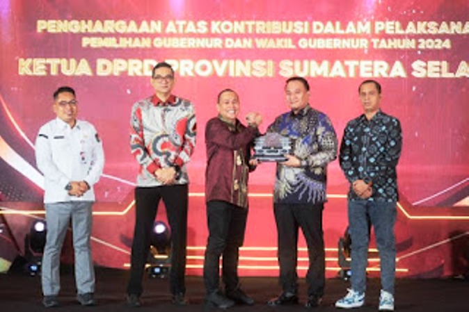 Ketua Dewan Perwakilan Rakyat Daerah (DPRD) Provinsi Sumatera Selatan (Sumsel), Andie Dinialdie, menghadiri Malam Anugerah Komisi Pemilihan Umum (KPU) Sumsel yang dilaksanakan di Ballroom Hotel Santika Premiere Palembang, hari Senin, tanggal 20 Januari 2025. (BEKISARMEDIA/SIKUMBANG)