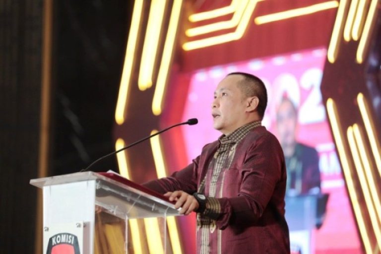 Ketua Komisi Pemilihan Umum Daerah Provinsi Sumatera Selatan, Andika Pranata Jaya, saat memberikan kata sambutan pada malam Anugerah Komisi Pemilihan Umum Daerah Sumatera Selatan yang dilaksanakan di Ballroom Hotel Santika Premiere Palembang, hari Senin, tanggal 20 Januari 2025. (BEKISARMEDIA/SIKUMBANG)