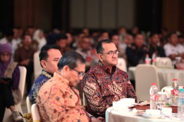 Ketua Dewan Perwakilan Rakyat Daerah (DPRD) Provinsi Sumatera Selatan (Sumsel), Andie Dinialdie, menghadiri Malam Anugerah Komisi Pemilihan Umum (KPU) Sumsel yang dilaksanakan di Ballroom Hotel Santika Premiere Palembang, hari Senin, tanggal 20 Januari 2025. (BEKISARMEDIA/SIKUMBANG)