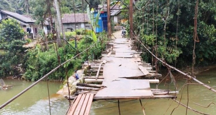 Kondisi Jembatan Penghubung Kampung Bojongmanggu dengan Kampung Cisusul di Desa Citorek Kidul, Kecamatan Cibeber, Kabupaten Lebak, Provinsi Banten. (foto : WartaDesaku.id)