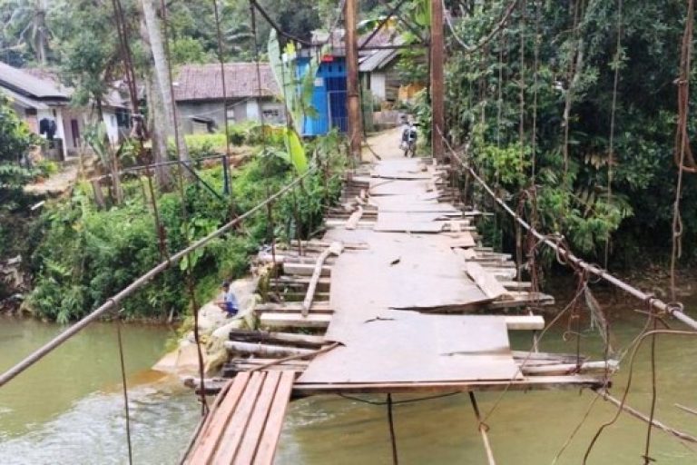 Kondisi Jembatan Penghubung Kampung Bojongmanggu dengan Kampung Cisusul di Desa Citorek Kidul, Kecamatan Cibeber, Kabupaten Lebak, Provinsi Banten. (foto : WartaDesaku.id)