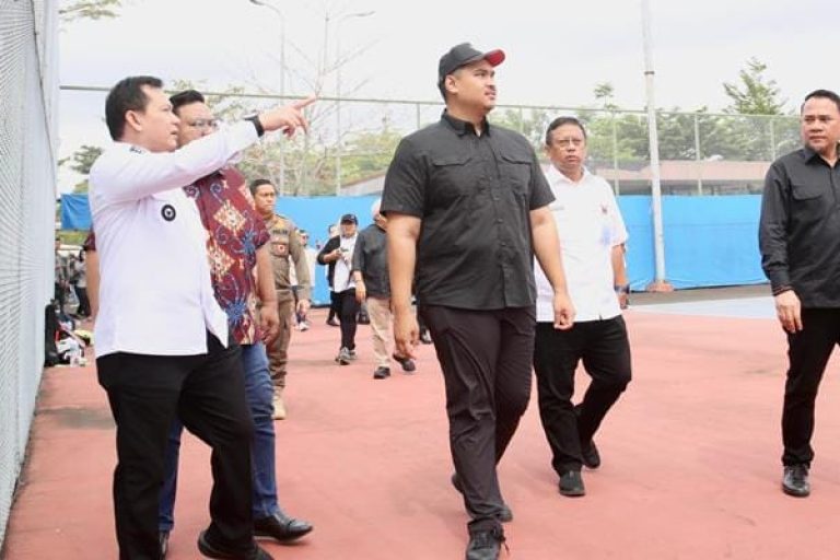Ketua Dewan Perwakilan Rakyat Daerah (DPRD) Provinsi Sumatera Selatan (Sumsel), Andie Dinialdie, mendampingi Menteri Pemuda dan Olahraga (Menpora) Republik Indonesia, Dito Ariotedjo, melakukan peninjauan fasilitas olahraga di Jakabaring Sport City, Palembang, pada hari Rabu pagi, tanggal 12 Februari 2025. (BEKISARMEDIA/SIKUMBANG)