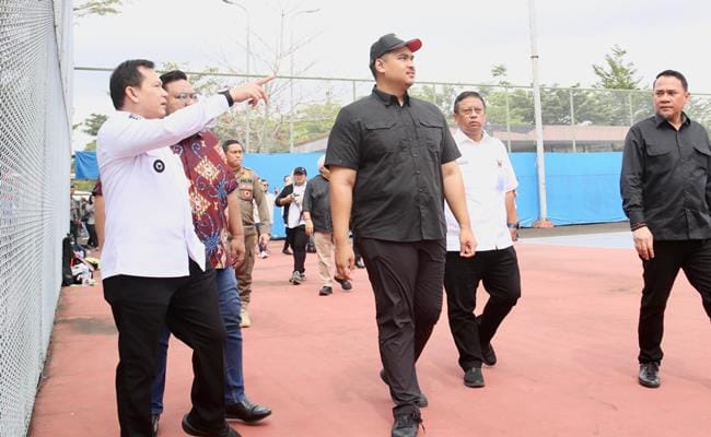 Ketua Dewan Perwakilan Rakyat Daerah (DPRD) Provinsi Sumatera Selatan (Sumsel), Andie Dinialdie, mendampingi Menteri Pemuda dan Olahraga (Menpora) Republik Indonesia, Dito Ariotedjo, melakukan peninjauan fasilitas olahraga di Jakabaring Sport City, Palembang, pada hari Rabu pagi, tanggal 12 Februari 2025. (BEKISARMEDIA/SIKUMBANG)