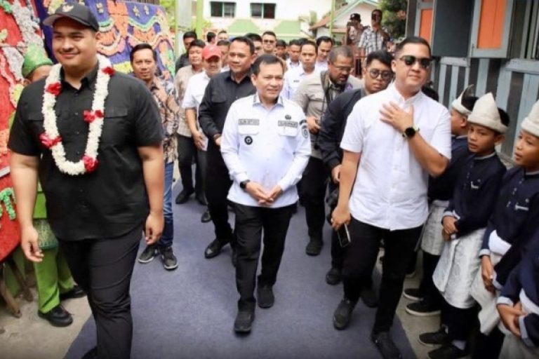 Ketua Dewan Perwakilan Rakyat Daerah (DPRD) Provinsi Sumatera Selatan (Sumsel), Andie Dinialdie, menghadiri acara peresmian Renovasi Madrasah Ibtidaiyah Al Wathoniyah, yang berada di Jalan K.H. Azhari, Kecamatan Seberang Ulu I Kota Palembang, pada hari Rabu, tanggal 12 Februari 2025. (BEKISARMEDIA/SIKUMBANG)