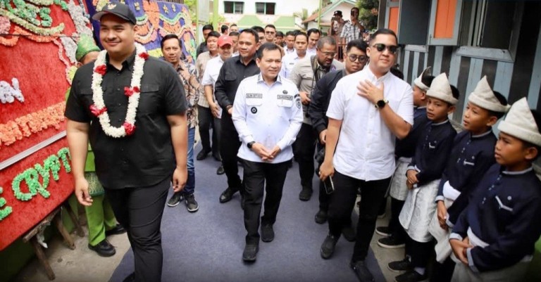 Ketua Dewan Perwakilan Rakyat Daerah (DPRD) Provinsi Sumatera Selatan (Sumsel), Andie Dinialdie, menghadiri acara peresmian Renovasi Madrasah Ibtidaiyah Al Wathoniyah, yang berada di Jalan K.H. Azhari, Kecamatan Seberang Ulu I Kota Palembang, pada hari Rabu, tanggal 12 Februari 2025. (BEKISARMEDIA/SIKUMBANG)