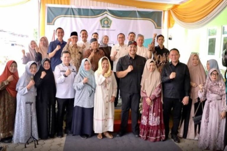 Ketua Dewan Perwakilan Rakyat Daerah (DPRD) Provinsi Sumatera Selatan (Sumsel), Andie Dinialdie, menghadiri acara peresmian Renovasi Madrasah Ibtidaiyah Al Wathoniyah, yang berada di Jalan K.H. Azhari, Kecamatan Seberang Ulu I Kota Palembang, pada hari Rabu, tanggal 12 Februari 2025. (BEKISARMEDIA/SIKUMBANG)