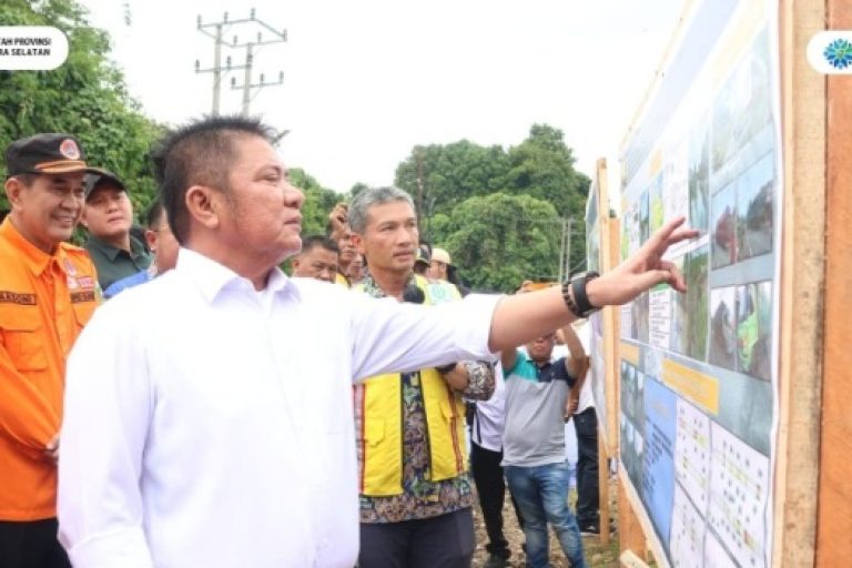 Gubernur Provinsi Sumatera Selatan (Sumsel), Herman Deru, gerak cepat meninjau secara langsung kondisi bahu jalan yang menjadi penghubung Kabupaten Musi Rawas (MURA) dengan Kabupaten Musi Banyuasin (MUBA) yang rusak dan longsor, akibat tergerus sungai, tepatnya di Kelurahan Pasar Muara Beliti, Kecamatan Muara Beliti, Kabupaten MURA, pada hari Rabu siang, tanggal 19 Maret 2025. (BEKISARMEDIA/SIKUMBANG)