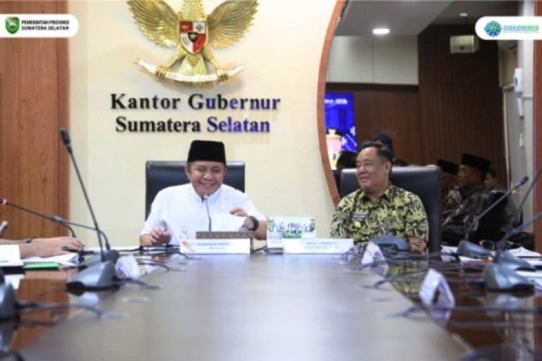 Gubernur Provinsi Sumatera Selatan (Sumsel), Herman Deru, didampingi Wakil Gubernur (Wagub) Sumsel, Cik Ujang, menerima kedatangan Bupati Kabupaten Musi Banyuasin (Muba), M. Toha, di ruang rapat Gubernur Sumsel, pada hari Kamis, tanggal 27 Maret 2025. (BekisarMedia.id/Sikumbang)