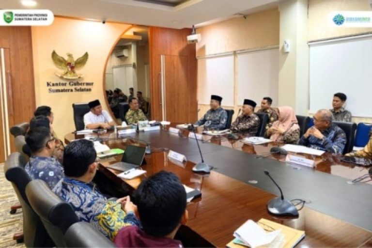 Gubernur Provinsi Sumatera Selatan (Sumsel), Herman Deru, didampingi Wakil Gubernur (Wagub) Sumsel, Cik Ujang, menerima kedatangan Bupati Kabupaten Musi Banyuasin (Muba), M. Toha, di ruang rapat Gubernur Sumsel, pada hari Kamis, tanggal 27 Maret 2025. (BekisarMedia.id/Sikumbang)