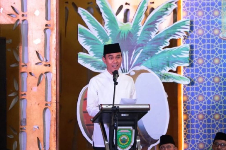 Bupati Kabupaten Ogan Komering Ilir, H. Muchendi, memberikan kata sambutan dalam kegiatan Safari Ramadhan Gubernur dan Wakil Gubernur Sumatera Selatan tahun 1.446 Hijriah di Pendopoan Rumah Dinas Bupati Kabupaten Ogan Komering Ilir (OKI), pada hari Sabtu, tanggal 8 Maret 2025. (BEKISARMEDIA/SIKUMBANG)