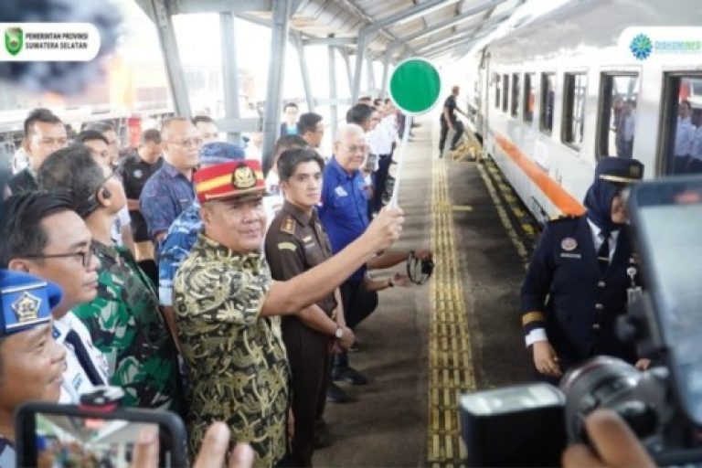 Wakil Gubernur (Wagub) Provinsi Sumatera Selatan (Sumsel), Cik Ujang, menghadiri acara pelepasan peserta mudik gratis dengan kereta api bersama Gubernur Sumsel tahun 2025/1.446 Hijriah, di Stasiun Kereta Api, Palembang, pada hari Kamis, tanggal 27 Maret 2025. (BEKISARMEDIA/SIKUMBANG)