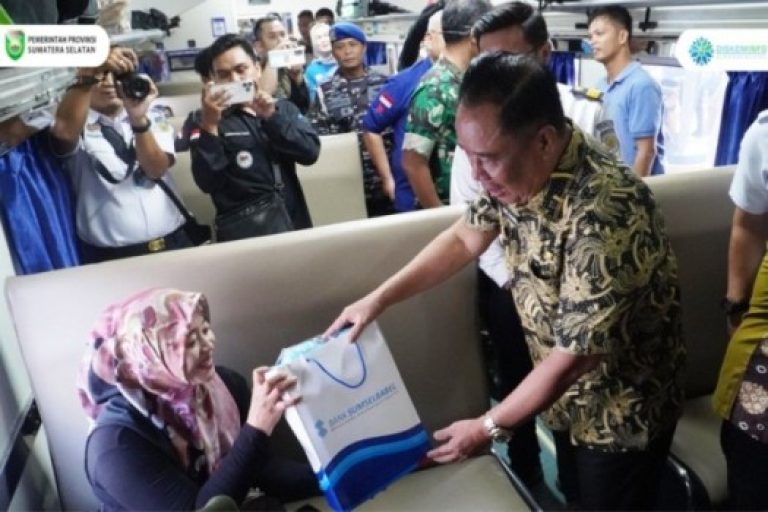 Wakil Gubernur (Wagub) Provinsi Sumatera Selatan (Sumsel), Cik Ujang, menghadiri acara pelepasan peserta mudik gratis dengan kereta api bersama Gubernur Sumsel tahun 2025/1.446 Hijriah, di Stasiun Kereta Api, Palembang, pada hari Kamis, tanggal 27 Maret 2025. (BEKISARMEDIA/SIKUMBANG)