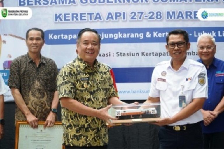 Wakil Gubernur (Wagub) Provinsi Sumatera Selatan (Sumsel), Cik Ujang, menghadiri acara pelepasan peserta mudik gratis dengan kereta api bersama Gubernur Sumsel tahun 2025/1.446 Hijriah, di Stasiun Kereta Api, Palembang, pada hari Kamis, tanggal 27 Maret 2025. (BEKISARMEDIA/SIKUMBANG)