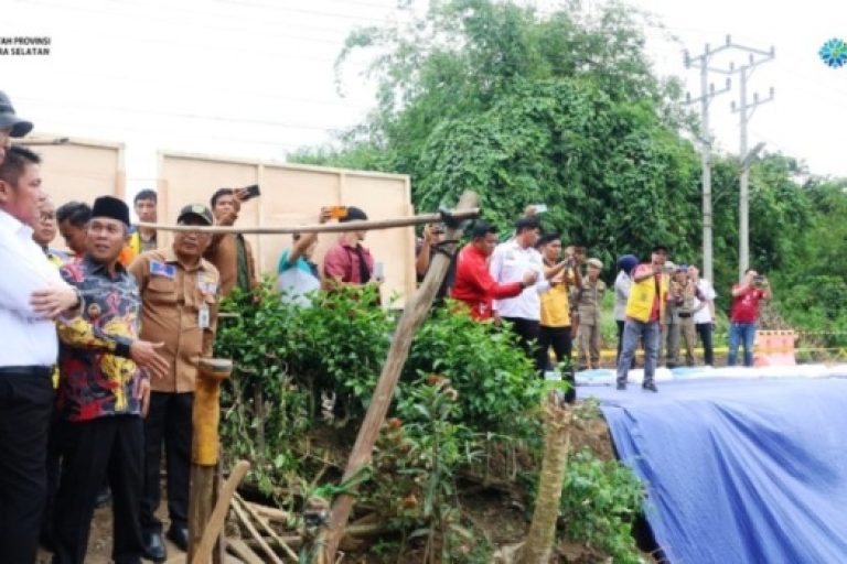 Gubernur Provinsi Sumatera Selatan (Sumsel), Herman Deru, gerak cepat meninjau secara langsung kondisi bahu jalan yang menjadi penghubung Kabupaten Musi Rawas (MURA) dengan Kabupaten Musi Banyuasin (MUBA) yang rusak dan longsor, akibat tergerus sungai, tepatnya di Kelurahan Pasar Muara Beliti, Kecamatan Muara Beliti, Kabupaten MURA, pada hari Rabu siang, tanggal 19 Maret 2025. (BEKISARMEDIA/SIKUMBANG)