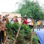 Gubernur Provinsi Sumatera Selatan (Sumsel), Herman Deru, gerak cepat meninjau secara langsung kondisi bahu jalan yang menjadi penghubung Kabupaten Musi Rawas (MURA) dengan Kabupaten Musi Banyuasin (MUBA) yang rusak dan longsor, akibat tergerus sungai, tepatnya di Kelurahan Pasar Muara Beliti, Kecamatan Muara Beliti, Kabupaten MURA, pada hari Rabu siang, tanggal 19 Maret 2025. (BEKISARMEDIA/SIKUMBANG)