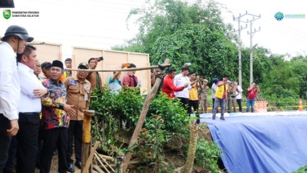 Gubernur Provinsi Sumatera Selatan (Sumsel), Herman Deru, gerak cepat meninjau secara langsung kondisi bahu jalan yang menjadi penghubung Kabupaten Musi Rawas (MURA) dengan Kabupaten Musi Banyuasin (MUBA) yang rusak dan longsor, akibat tergerus sungai, tepatnya di Kelurahan Pasar Muara Beliti, Kecamatan Muara Beliti, Kabupaten MURA, pada hari Rabu siang, tanggal 19 Maret 2025. (BEKISARMEDIA/SIKUMBANG)