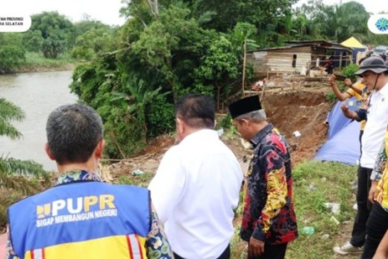 Gubernur Provinsi Sumatera Selatan (Sumsel), Herman Deru, gerak cepat meninjau secara langsung kondisi bahu jalan yang menjadi penghubung Kabupaten Musi Rawas (MURA) dengan Kabupaten Musi Banyuasin (MUBA) yang rusak dan longsor, akibat tergerus sungai, tepatnya di Kelurahan Pasar Muara Beliti, Kecamatan Muara Beliti, Kabupaten MURA, pada hari Rabu siang, tanggal 19 Maret 2025. (BEKISARMEDIA/SIKUMBANG)