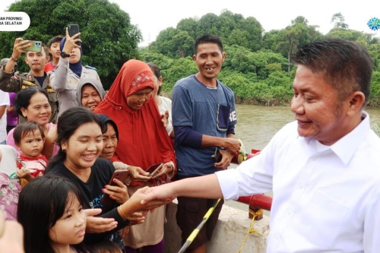 Gubernur Provinsi Sumatera Selatan (Sumsel), Herman Deru, gerak cepat meninjau secara langsung kondisi bahu jalan yang menjadi penghubung Kabupaten Musi Rawas (MURA) dengan Kabupaten Musi Banyuasin (MUBA) yang rusak dan longsor, akibat tergerus sungai, tepatnya di Kelurahan Pasar Muara Beliti, Kecamatan Muara Beliti, Kabupaten MURA, pada hari Rabu siang, tanggal 19 Maret 2025. (BEKISARMEDIA/SIKUMBANG)
