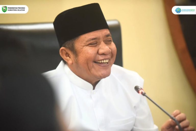 Gubernur Provinsi Sumatera Selatan (Sumsel), Herman Deru, dan Wakil Gubernur Sumsel, Cik Ujang, menerima audiensi dari Wali Kota Pagar Alam, Ludi Oliansyah, di Kantor Gubernur Sumsel, Palembang, pada hari Rabu, tanggal 26 Maret 2025. (BEKISARMEDIA/SIKUMBANG)