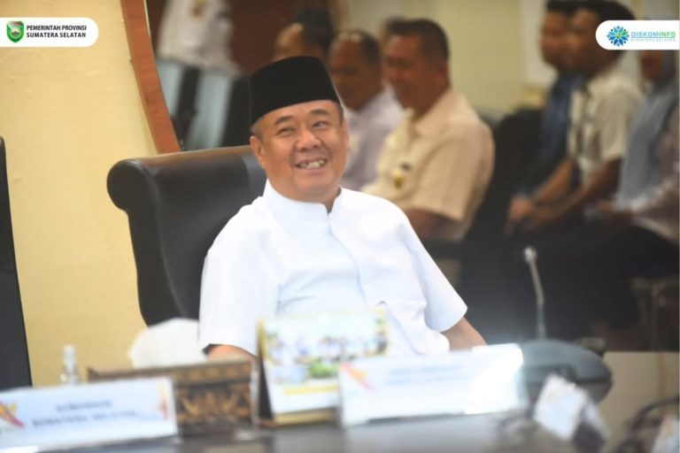 Gubernur Provinsi Sumatera Selatan (Sumsel), Herman Deru, dan Wakil Gubernur Sumsel, Cik Ujang, menerima audiensi dari Wali Kota Pagar Alam, Ludi Oliansyah, di Kantor Gubernur Sumsel, Palembang, pada hari Rabu, tanggal 26 Maret 2025. (BEKISARMEDIA/SIKUMBANG)