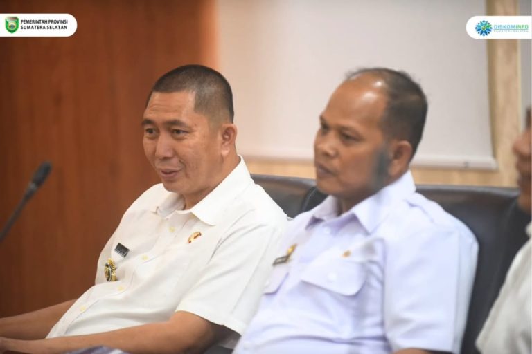Gubernur Provinsi Sumatera Selatan (Sumsel), Herman Deru, dan Wakil Gubernur Sumsel, Cik Ujang, menerima audiensi dari Wali Kota Pagar Alam, Ludi Oliansyah, di Kantor Gubernur Sumsel, Palembang, pada hari Rabu, tanggal 26 Maret 2025. (BEKISARMEDIA/SIKUMBANG)