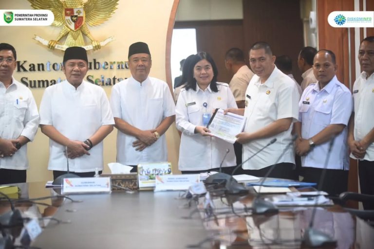 Gubernur Provinsi Sumatera Selatan (Sumsel), Herman Deru, dan Wakil Gubernur Sumsel, Cik Ujang, menerima audiensi dari Wali Kota Pagar Alam, Ludi Oliansyah, di Kantor Gubernur Sumsel, Palembang, pada hari Rabu, tanggal 26 Maret 2025. (BEKISARMEDIA/SIKUMBANG)