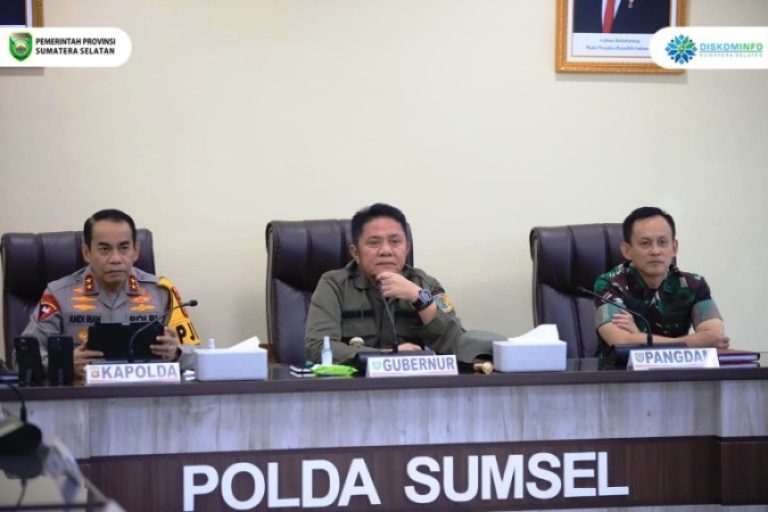 Gubernur Provinsi Sumatera Selatan (Sumsel), Herman Deru, mengikuti Rapat Koordinasi (Rakor) Persiapan Pemungutan Suara Ulang (PSU) pada Pemilihan Kepala Daerah (Pilkada) tahun 2024 secara virtual, yang dipimpin langsung oleh Menteri Dalam Negeri (Mendagri) Republik Indonesia, Tito Karnavian, bertempat di Ruang Rapat Mapolda Sumsel, pada hari Jum'at, tanggal 21 Maret 2025. (BEKISARMEDIA/SIKUMBANG)
